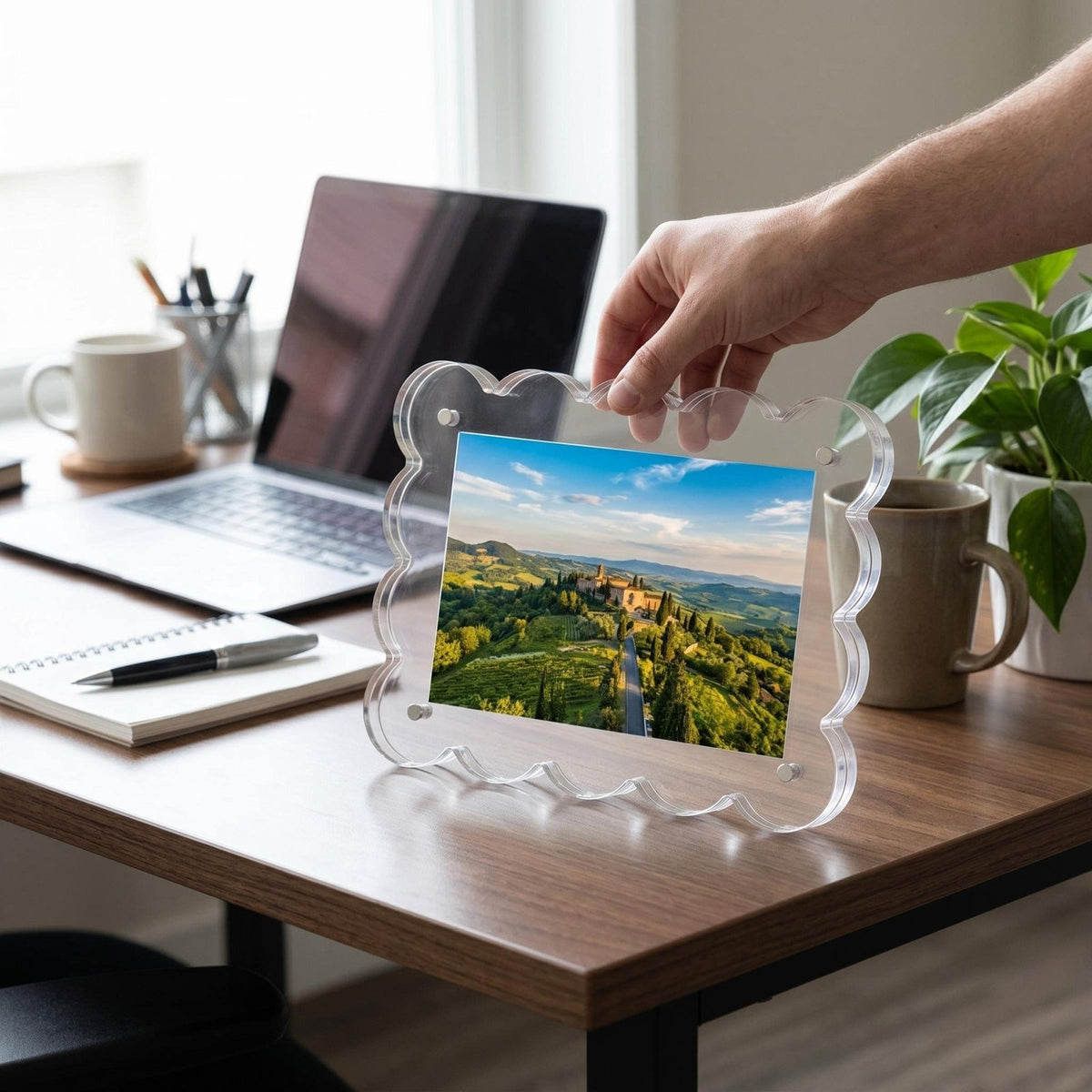 Scalloped Magnetic Acrylic Photo Frame 4" x 6"